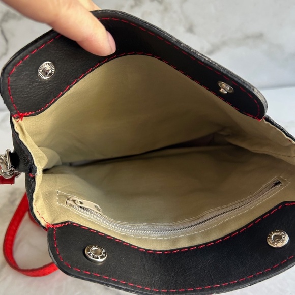 Primo Sacchi Women's black and red leather crossbody bag, adjustable strap - Picture 9 of 9